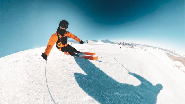 Vue 360 d'un skieur qui faut des virages sur la piste du glacier des 2 Alpes