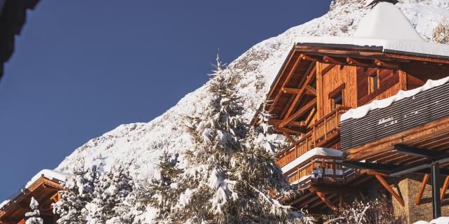 Chalet en bois avec vue juste après une chute de neige aux Deux-Alpes