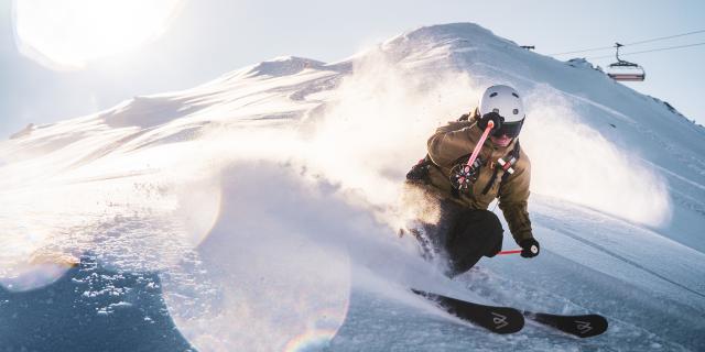 Virage dans la poudreuse à la Toura sur le domaine skiable des Deux-Alpes