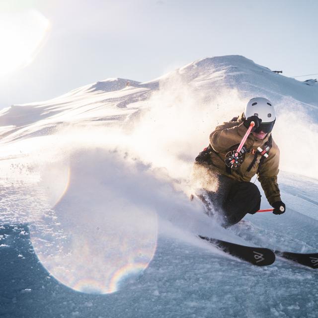 Virage dans la poudreuse à la Toura sur le domaine skiable des Deux-Alpes