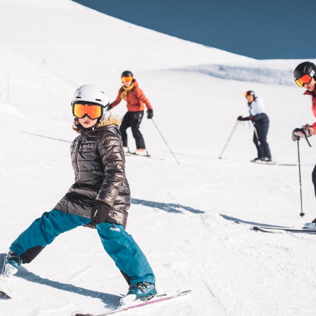 Apprentissage du ski pour une famille venu passer Les fêtes de Noël dans la station des Deux-Alpes