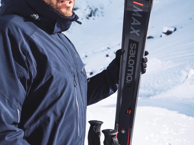 Skieur équipé de ski Salomon partenaire de la station des Deux-Alpes