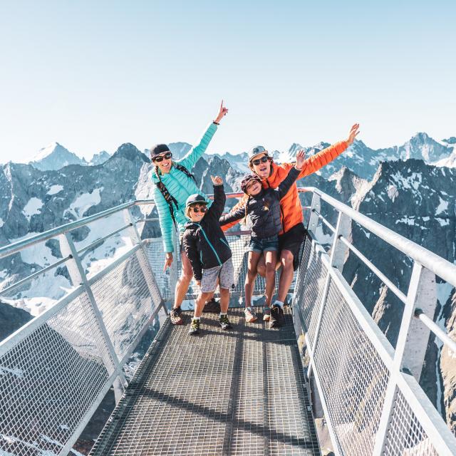 famille-passerelle-belvedere-les2alpes-ete.jpg