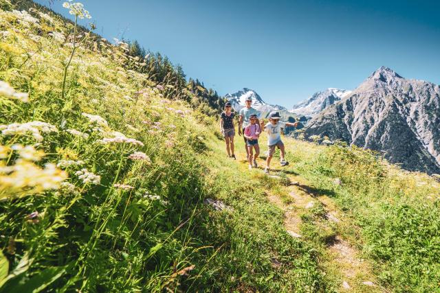 famille-randonnee-muzelle-ete-2alpes.jpg