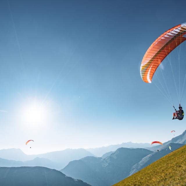 parapentes-ete-les2alpes-ciel.jpg