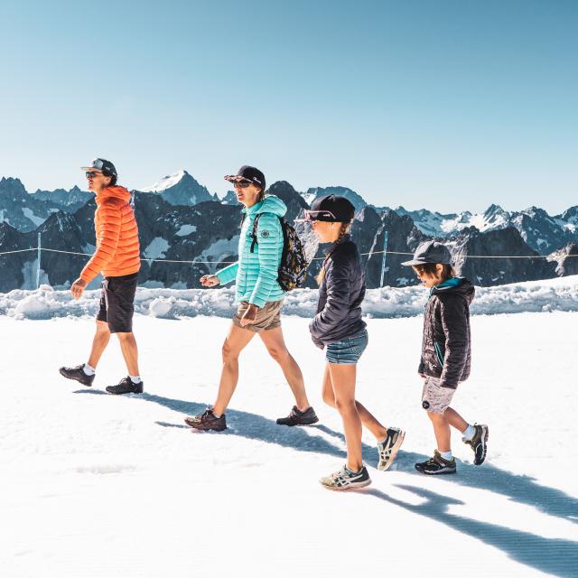 pietons-ete-glacier-famille-les2alpes.jpg