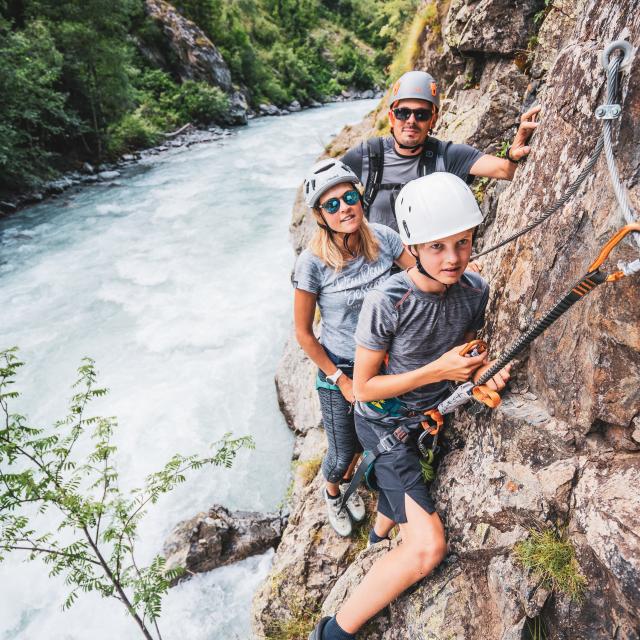 via-ferrata-famille-les2alpes.jpg