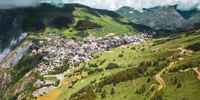 vue-station-les2-alpes-en-ete.jpg