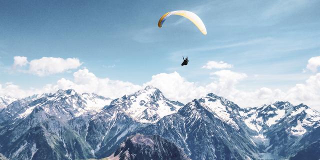 faire-du-parapente-a-la-montagne-station-les-2-alpes.jpg