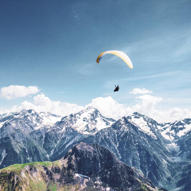 faire-du-parapente-a-la-montagne-station-les-2-alpes.jpg