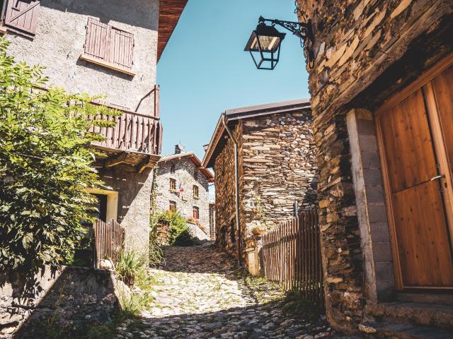 lagrave-ete-village-les2alpes-ruelles.jpg