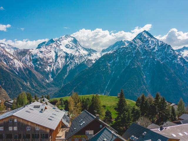 vue-sur-le-village-de-venosc-depuis-les-2-alpes.jpg