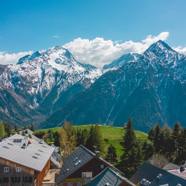 vue-sur-le-village-de-venosc-depuis-les-2-alpes.jpg