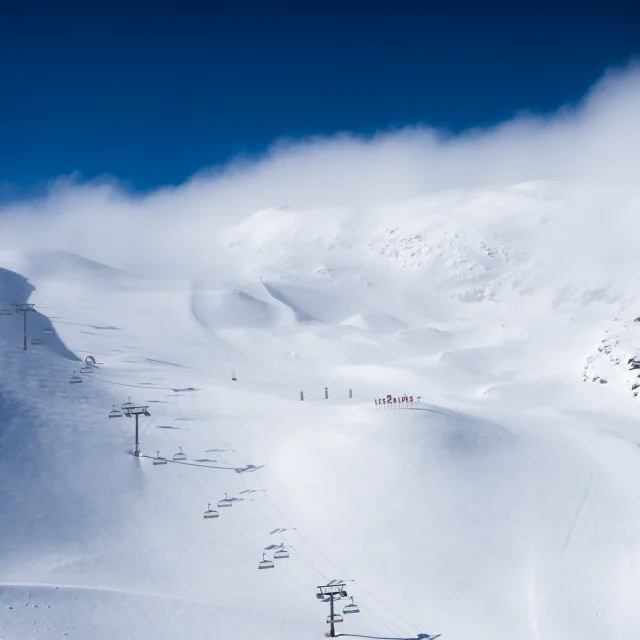 domaine-skiable-des-2-Alpes-Panorama-sous-la-neige-1.jpg